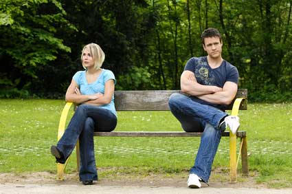 Ein streitendes Paar auf einer Parkbank